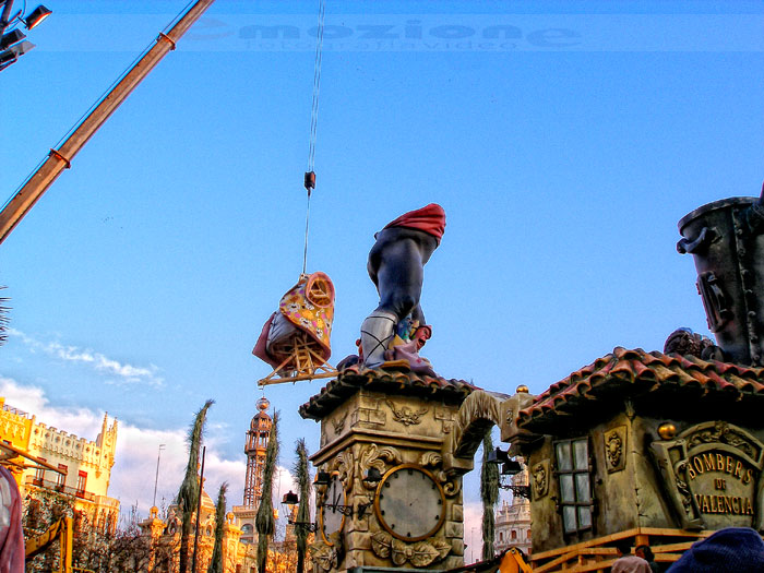 Falla del Ayuntamiento durante su montaje
