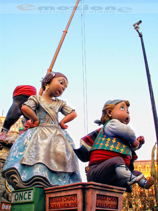 Dos de los ninots de la falla del Ayuntamiento