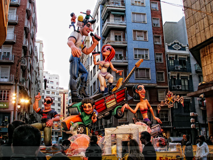 Falla c/ Periodista Azzati. La temática es La Movida